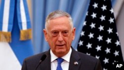 El secretario de Defensa de EE.UU., Jim Mattis, descartó enfáticamente que EE.UU. haya tenido que ver en el fallido ataque con drones al presidente de Venezuela, Nicolás Maduro. "Estados Unidos no lo hizo y nadie más lo hizo. Pueden mirarse al espejo por el problema", afirmó.