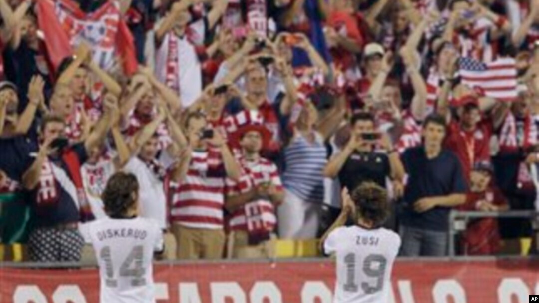 Anggota Tim Sepakbola AS, Mix Diskerud (kiri) dan Graham Zusi merayakan kemenangan timnya 2-0 melawan Meksiko dalam babak kualifikasi Piala Dunia di Columbus, Ohio (10/9).