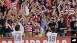 Anggota Tim Sepakbola AS, Mix Diskerud (kiri) dan Graham Zusi merayakan kemenangan timnya 2-0 melawan Meksiko dalam babak kualifikasi Piala Dunia di Columbus, Ohio (10/9).