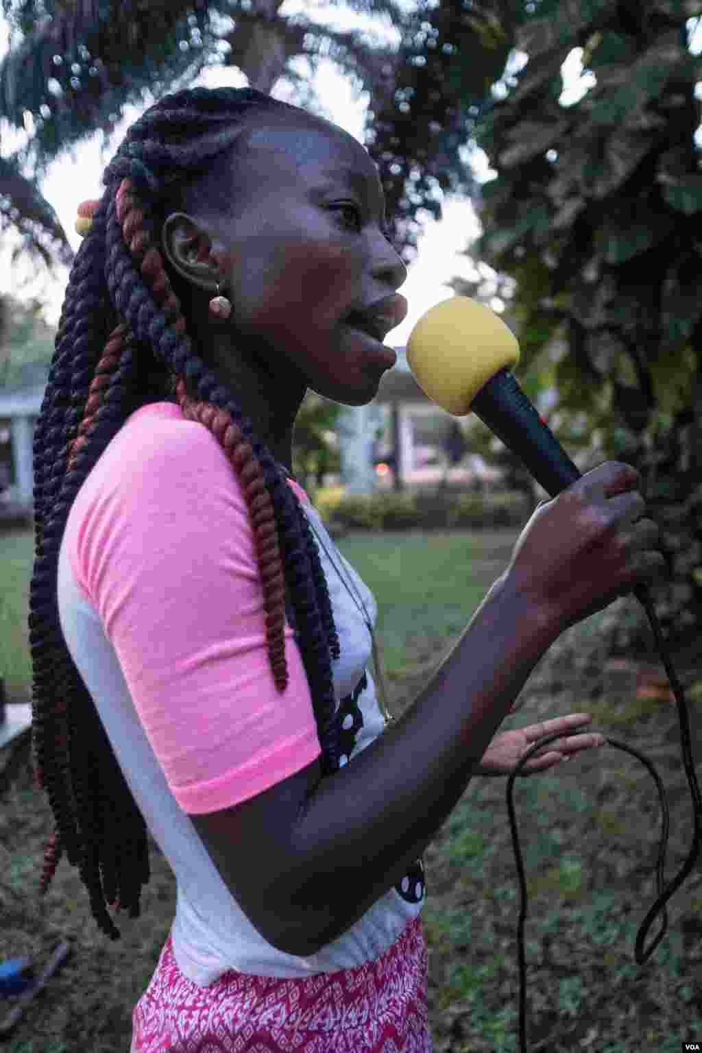 A young woman opens the meeting of the Guinea-Bissau Writers Association with a poetry reading, in Bissau, Guinea-Bissau, Dec. 19, 2017. (R. Shyrock/VOA)