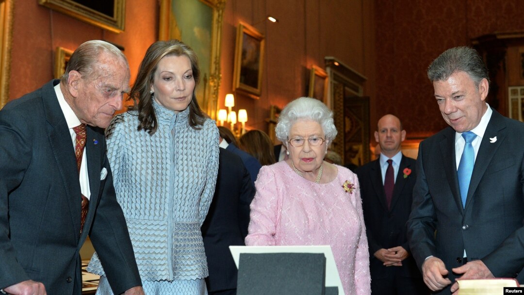 Ratu Inggris Elizabeth dan Pangeran Philip menerima Presiden Kolombia Juan Manuel Santos (kanan) dan istrinya, Maria Clemencia Rodriguez di istana Buckingham, Selasa (1/11). 