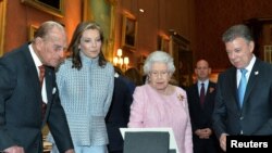 Ratu Inggris Elizabeth dan Pangeran Philip menerima Presiden Kolombia Juan Manuel Santos (kanan) dan istrinya, Maria Clemencia Rodriguez di istana Buckingham, Selasa (1/11). 