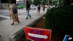Warga AS antri untuk memberikan suara dalam Pemilihan Pendahuluan di salah satu TPS di Atlanta, Georgia, Selasa (9/6).
