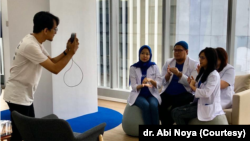 dr. Dianty Suraya, dr. Abi Noya, dr. Claudia Dadlani, dan dr. Gloria Ate dari Alodokter sedang membuat video TikTok mengenai cara cuci tangan sesuai panduan WHO. (Foto: dr. Abi Noya)