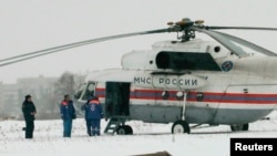20일 미하일 호도르코프스키가 수감돼 있던 북서부 카렐리아 교도소 옆에 러시아 비상재난부 직원들과 헬리콥터가 서 있다.