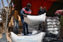 Distribusi bantuan pangan dari Program Pangan Dunia (WFP) di Pissila, Burkina Faso, 24 Januari 2020. (Foto: dok).