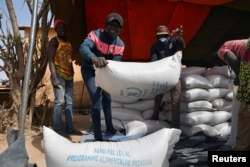 Distribusi bantuan pangan dari Program Pangan Dunia (WFP) di Pissila, Burkina Faso, 24 Januari 2020. (Foto: dok).