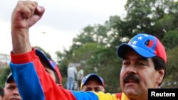 Maduro anunció que el presidente Chávez "está reflexionando un conjunto de medidas económicas". 