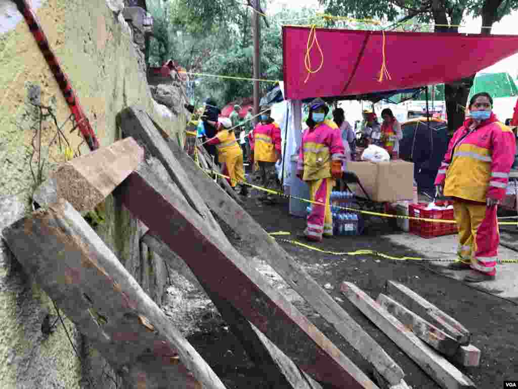 The rescue effort continues for survivors of Tuesday's massive 7.1 earthquake in Mexico city, Mexico, Sept. 21, 2017. (Photo: C. Mendoza / VOA )