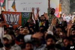 Para pendukung Perdana Menteri India Narendra Modi meneriakkan slogan-slogan selama kampanye di Srinagar, Kashmir yang dikuasai India, Kamis, 19 September 2024. (Mukhtar Khan/AP)