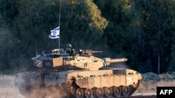 Un tanque de batalla del ejército israelí avanza a lo largo de la frontera con la Franja de Gaza y el sur de Israel el 4 de enero de 2024, en medio del conflicto en curso entre Israel y el grupo militante palestino Hamás. (Foto: AFP/Archivo)