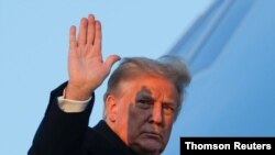 도널드 트럼프 대통령이 23일, 플로리다로 떠나기 위해 전용기 에어포스원에 오르며 손을 흔들고 있다.