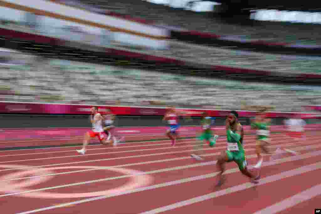 일본 도쿄 국립경기장에서 2020 도쿄패럴림픽 육상 남자 100m 경기가 열리고 있다.