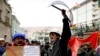 Oponentes del expresidente de Bolivia Evo Morales durante una manifestación frente al palacio presidencial en La Paz, Bolivia, el lunes, 11 de noviembre de 2019.