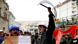 Oponentes del expresidente de Bolivia Evo Morales durante una manifestación frente al palacio presidencial en La Paz, Bolivia, el lunes, 11 de noviembre de 2019.