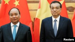 Chinese Premier Li Keqiang (R) and Vietnamese Prime Minister Nguyen Xuan Phuc attend a signing ceremony at the Great Hall of the People in Beijing, China, Sept. 12, 2016.