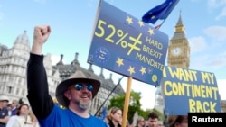 Para peserta aksi demo bertajuk "Pawai Rakyat untuk Eropa" yang bertujuan untuk “bersatu, memikirkan kembali dan menolak” Brexit, berkumpul di Parliament Square, London tengah, Inggris, 9 September 2017.