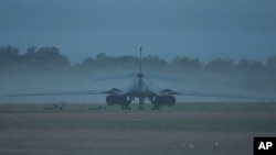 2026년 9월 28일 영국 공군 기지인 RAF 페어포드에 미 공군 소속 B-1 폭격기가 세워져 있다.