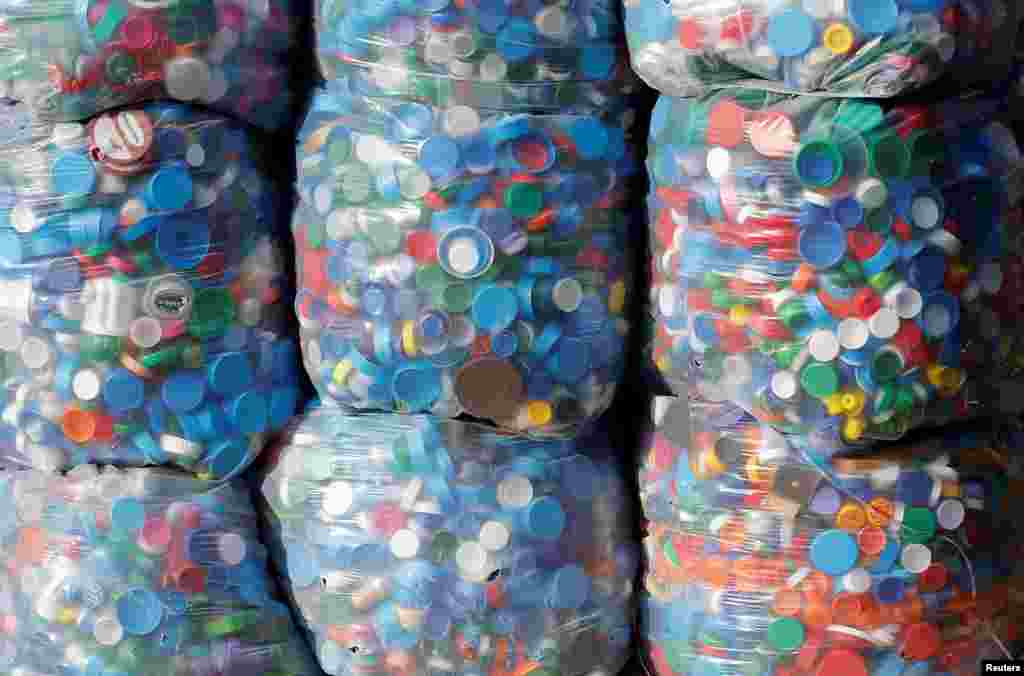 پلاسٹک سے بنی بوتلوں کے ڈھکن بوروں میں بھرے ہوئے ہیں جبکہ یہ ڈھکن ساحل پر ہی نہیں بلکہ سڑکوں، دفاتر اور گھروں میں بھی بغیر کسی ٹریٹمنٹ کے ضائع کردیے جاتے ہیں۔ &nbsp; 