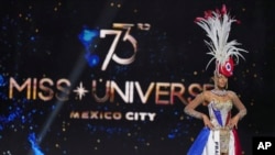 Miss Francia Indira Ampiot compite en el concurso de disfraces nacionales en el concurso de belleza Miss Universo en la Ciudad de México, el jueves 14 de noviembre de 2024. AP