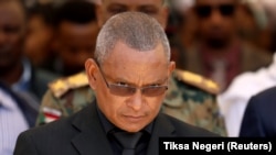 Debretsion Gebremichael, gouverneur du Tigré, assiste à la cérémonie funéraire du chef d'état-major de l'armée éthiopienne, Seare Mekonnen, à Mekele, dans la région du Tigré, en Éthiopie, le 26 juin 2019.