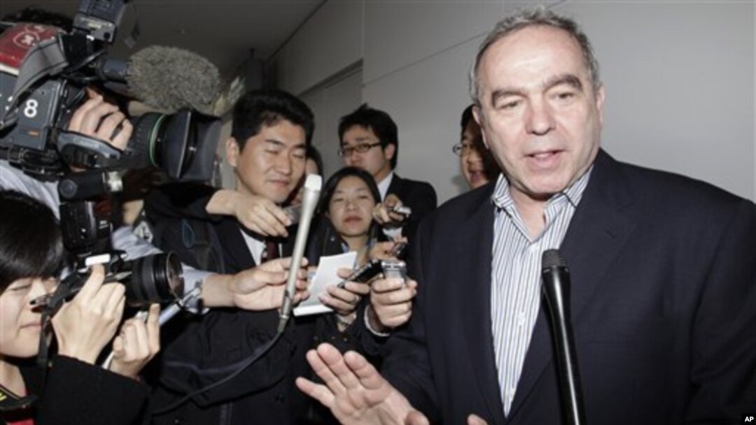 Asisten Menlu AS untuk Hubungan Asia Timur dan Pasifik, Kurt Campbell, disambut media setibanya di bandara Internasional Narita, Jepang (15/4).