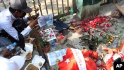 Люди скорбят на месте гибели молодого мужчины в Янгоне, Мьянма. 28 февраля 2021 г.