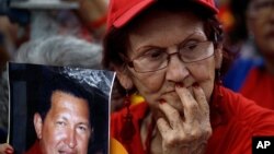 Una simpatizante del presidente venezolano Hugo Chávez muestra su preocupación por el estado de salud del mandatario.