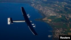 Pilot Jerman Markus Scherdel menerbangkan pesawat tenaga surya Solar Impulse 2 di atas Danau Murten dalam latihan di Payerne, Swiss, September 2014. (Reuters/Denis Balibouse)