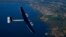 Pilot Jerman Markus Scherdel menerbangkan pesawat tenaga surya Solar Impulse 2 di atas Danau Murten dalam latihan di Payerne, Swiss, September 2014. (Reuters/Denis Balibouse)