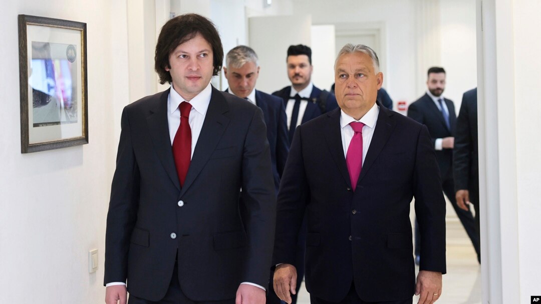 Premijer Gruzije Irakli Kobahidze i mađarski premijer Viktor Orban u Tbilisiju, 29. oktobar 2024. (AP)
