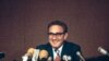 Aha Kissinger yari mu kiganiro n'abanyamakuru nyuma y'isinywa ry'amasezerano y'amahoro yo kurangiza intambara y'Amerika muri Vietnam.