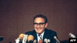 Aha Kissinger yari mu kiganiro n'abanyamakuru nyuma y'isinywa ry'amasezerano y'amahoro yo kurangiza intambara y'Amerika muri Vietnam.
