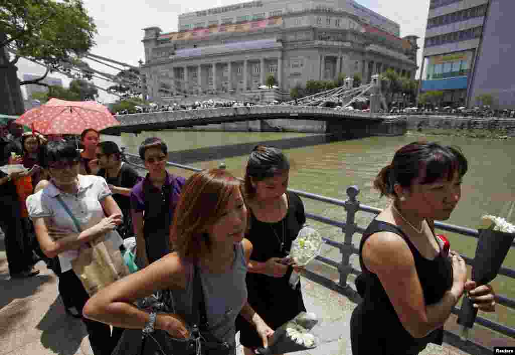 People queue to pay their respects to the late first minister Lee Kuan Yew, lying in state at the Parliament House in Singapore, March 25, 2015.