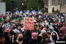 Demonstran pro-Palestina berkumpul di kampus Universitas Columbia, pada peringatan satu tahun serangan 7 Oktober Hamas, di tengah konflik Israel-Hamas yang sedang berlangsung, di New York City, AS, 7 Oktober 2024. (Foto: Reuters/Mike Segar)