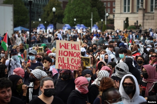 Demonstran pro-Palestina berkumpul di kampus Universitas Columbia, pada peringatan satu tahun serangan 7 Oktober Hamas, di tengah konflik Israel-Hamas yang sedang berlangsung, di New York City, AS, 7 Oktober 2024. (Foto: Reuters/Mike Segar)