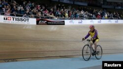 Pesepeda Perancis Robert Marchand di Velodrom Nasional dalam upaya memecahkan rekor dunia, di Montigny-les-Bretonneux, barat daya Paris (4/1). (Reuters/Jacky Naegelen)