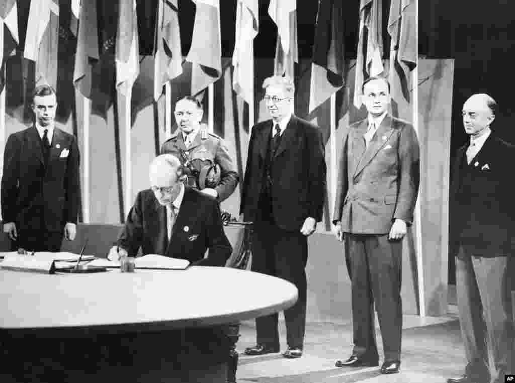 Britaniyaning AQShdagi elchisi Edvard Vud BMT Nizomiga imzo chekmoqda. 26-iyun, 1945. 