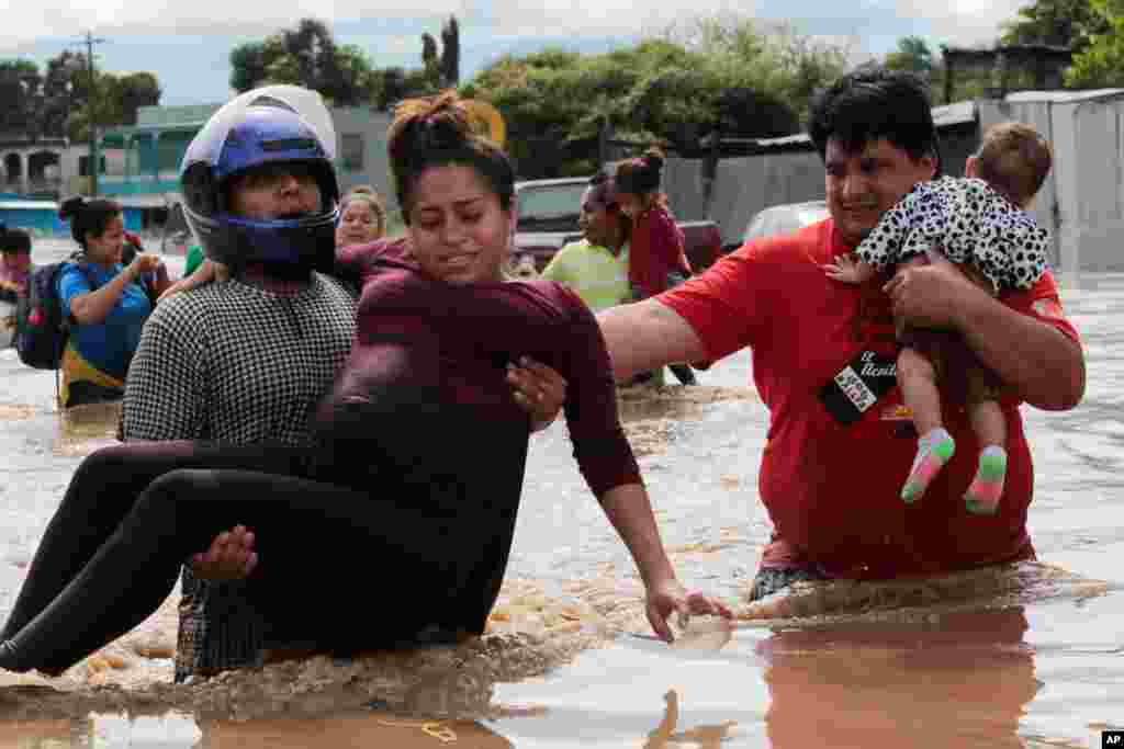 허리케인 에타가 쏟은 폭우로 홍수가 난 온두라스 라리마에서 주민들을 구조하고 있다.