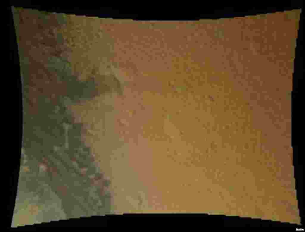 La primera captura de la superficie marciana revelada por la NASA muestra de cerca el terreno que el Curiosity está explorando. Fue tomada justo 16 segundos antes de que el aparato tocase la superficie del planeta. En la imagen se puede com