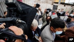 El candidato presidencial del Partido Republicano, José Antonio Kast, protegido por guardaespaldas de los manifestantes que arrojan objetos, incluidos huevos en Santiago de Chile. 