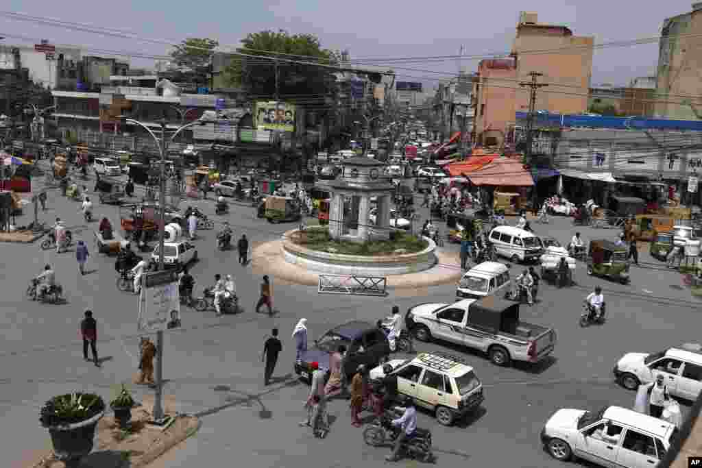 اگرچہ حکومت کی طرف سے پبلک ٹرانسپورٹ چلانے کی اجازت نہیں دی گئی۔ تاہم کچھ شہروں میں ٹرانسپورٹ بھی رواں ہے۔