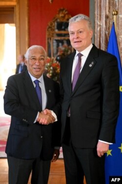 Presiden Dewan Eropa Antonio Costa (kiri) menyambut Presiden Lithuania Gitanas Nauseda saat tiba di acara retret informal para pemimpin Uni Eropa di Palais d’Egmont di Brussels, 3 Februari 2025. (NICOLAS TUCAT / POOL / AFP)