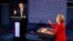ARHIVA - Donald Tramp i Hilari Klinton, tada predsednički kandidati Republikanske i Demokratske partije, u svojoj prvoj debati na Univerzitetu Hofstra u državi Njujork, 26. septembra 2016. 