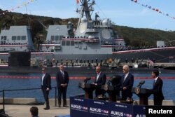 澳英美三國領導人在美國圣迭戈海軍基地宣布共同打造核動力潛艦的細節。（2023年3月13日）