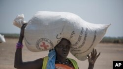 2017年4月11日拍摄的这张照片中，一名苏丹妇女
收到红十字会发放的食物。 