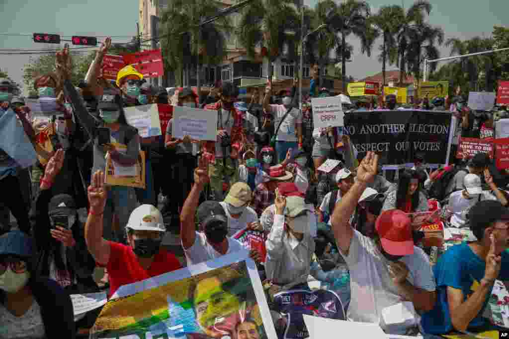 Aksi unjuk rasa di depan Kedutaan Besar Indonesia (KBRI) di Yangon, Myanmar, 23 Februari 2021. (Foto: VOA Rangoon bureau).