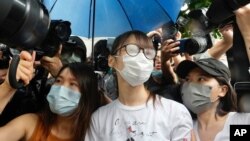 Agnes Chow (giữa), cùng với Joshua Wong và Nathan Law, nổi lên như những nhà hoạt động thiếu niên trong cuộc biểu tình năm 2014 để đòi quyền đầu phiếu phổ thông.