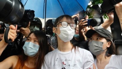 Agnes Chow (giữa), cùng với Joshua Wong và Nathan Law, nổi lên như những nhà hoạt động thiếu niên trong cuộc biểu tình năm 2014 để đòi quyền đầu phiếu phổ thông.