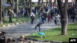 Warga melempari polisi dengan batu saat unjuk rasa memprotes rencana pemerintah untuk mengembangkan Pulau Rempang menjadi zona ekonomi yang didanai China, Batam, Kepulauan Riau, 11 September 2023. (Foto: Andaru/AFP)